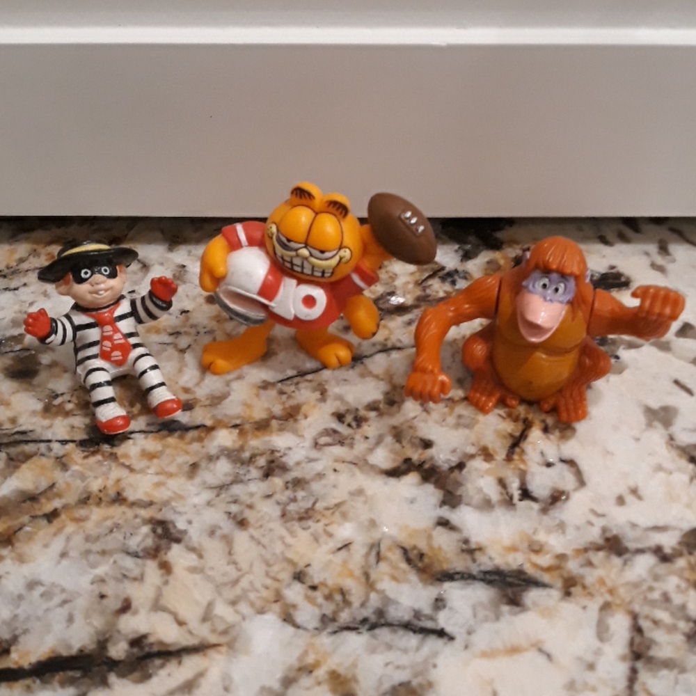 3 figurines